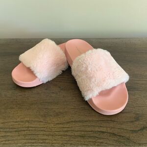 Steve Madden Pink Faux Fur Slides Size 6 pre owned excellent condition